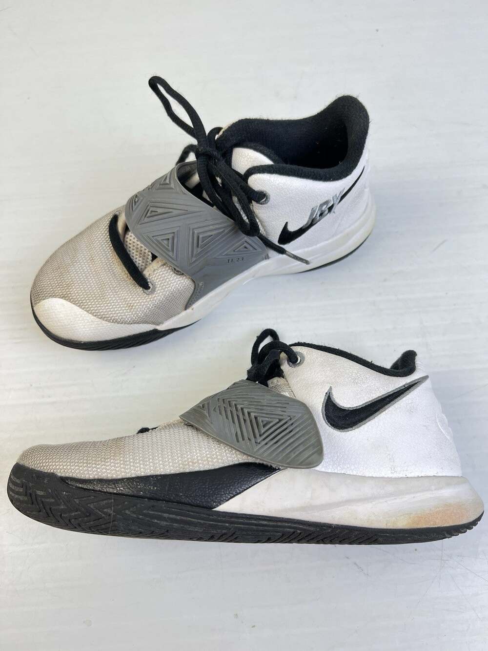 Nike Kyrie Flytrap III JBY White Black Cool-Gray Boy's 2Y BQ562-102 Basketball